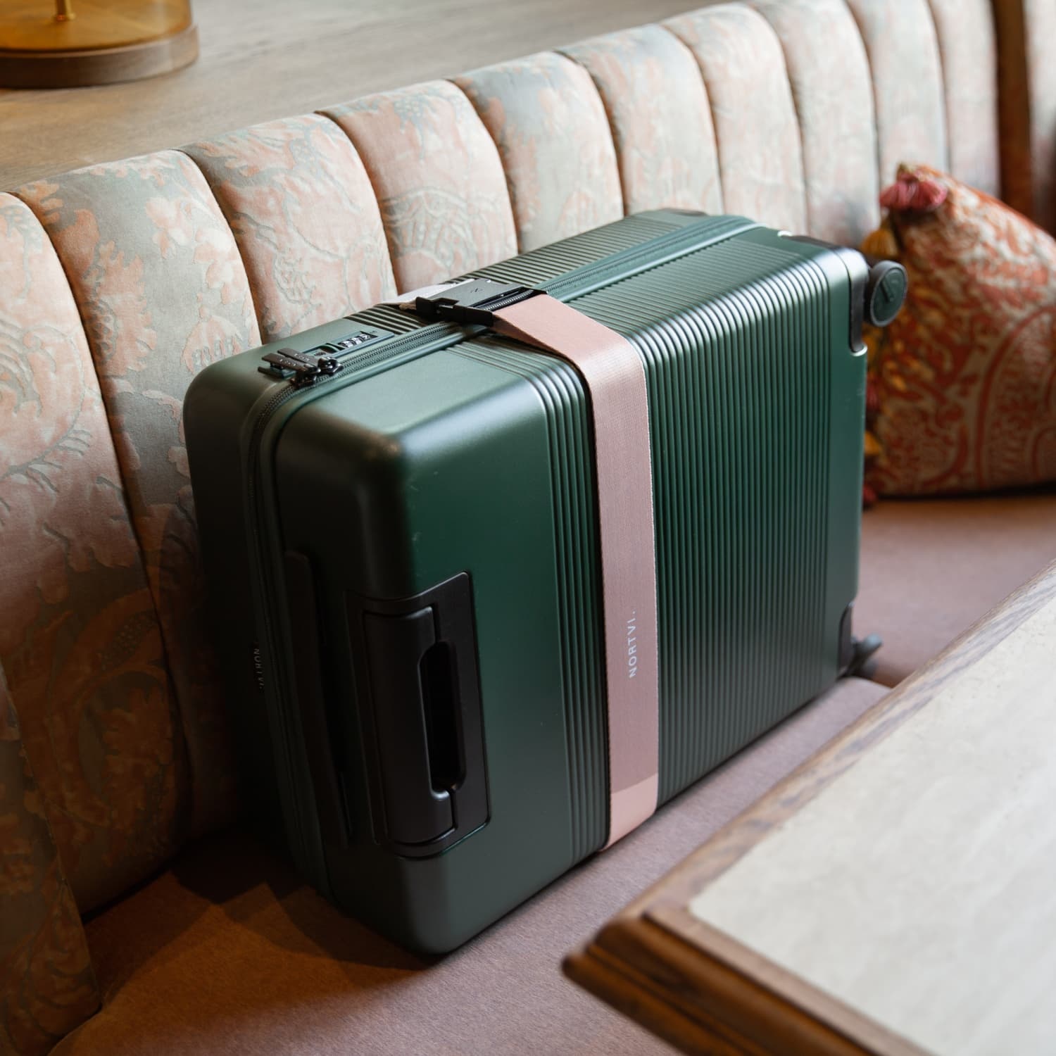 NORTVI sustainable design suitcase Rainforest Green Essential 36 L gemaakt van duurzaam materiaal met roze strap gepersonaliseerd.