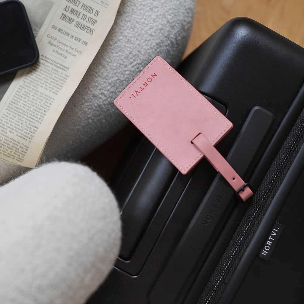 Luggage tag roze aan NORTVI suitcase